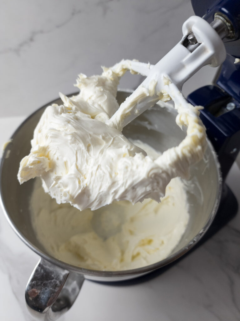 How to Make the Best American Buttercream Recipe - itsavémartin.